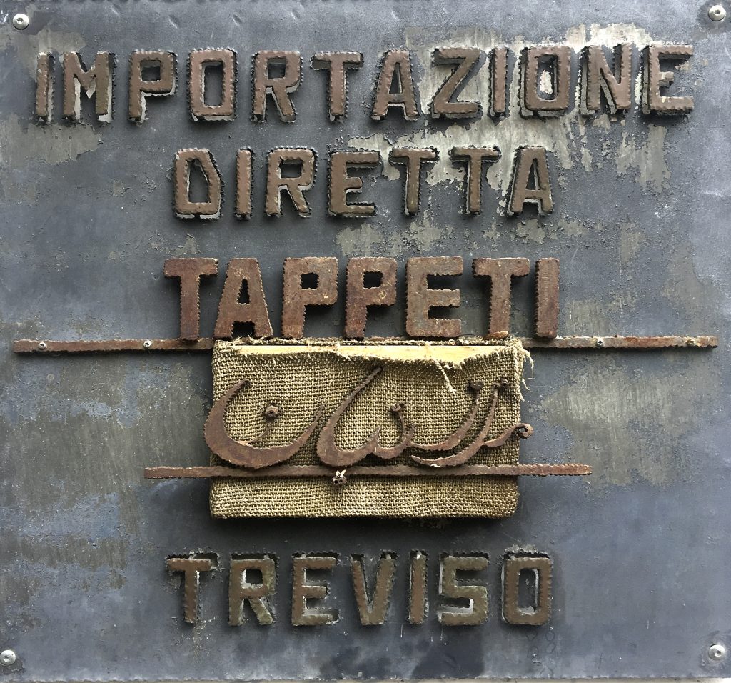 La storica insegna in metallo: Importazione diretta tappeti, Treviso