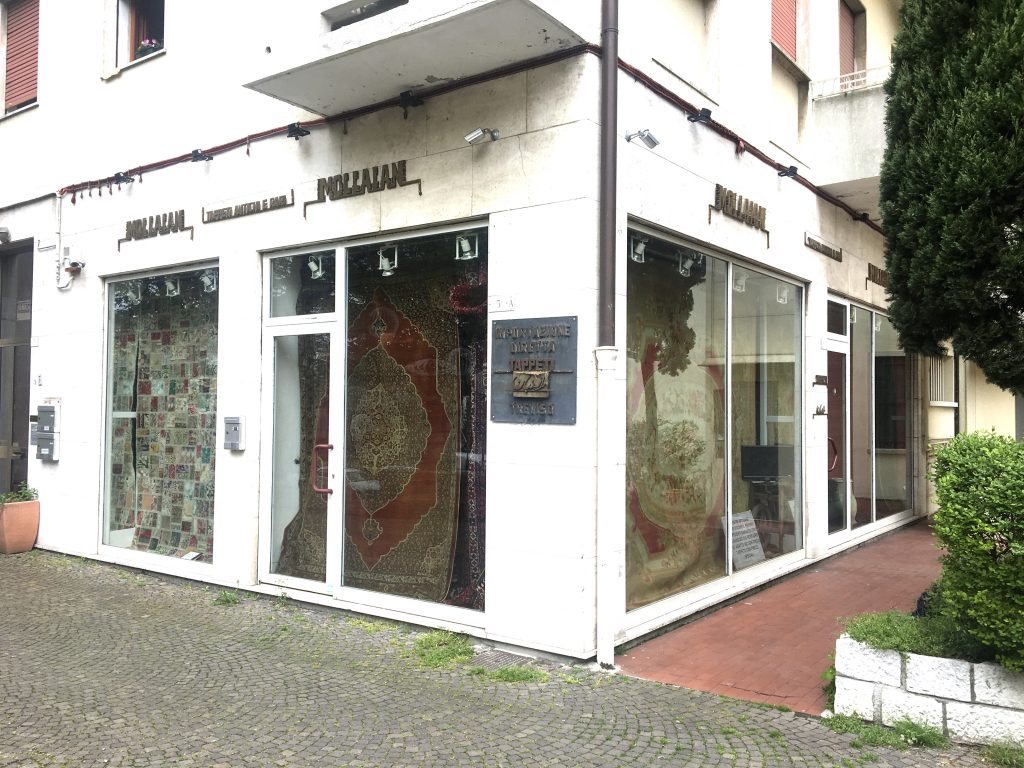 La vetrina della galleria Mollaian in Piazza Sant'Andrea a Treviso